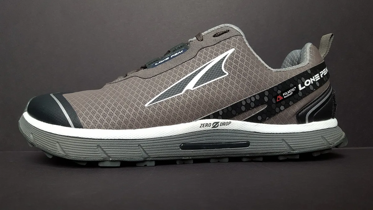 Беговые кроссовки Altra Lone Peak в профиль: на подошве видна надпись Zero Drop, пятка и носок на одной высоте