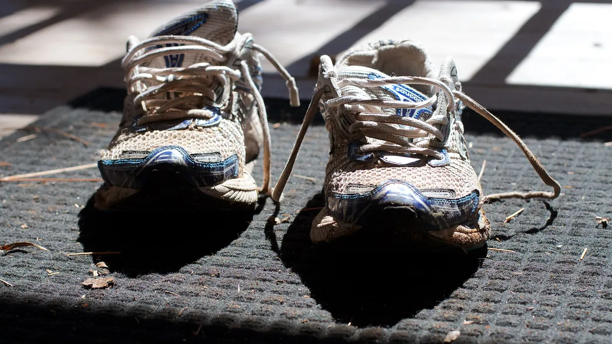 Потрёпанная пара Saucony: потёртости на носке, загрязнённая сетка и повреждения подкладки