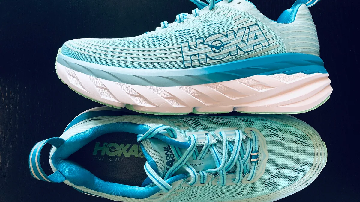 Кроссовки Hoka One One Bondi 6 сбоку и сверху: толстая пена подошвы и закруглённый носок
