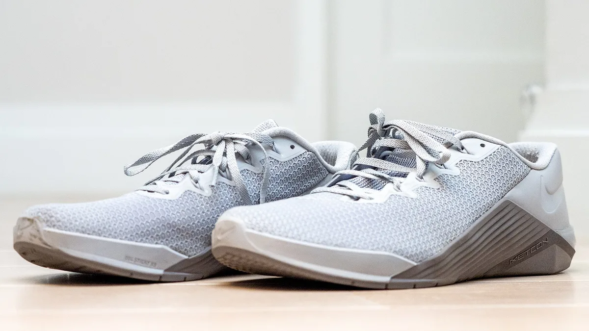 Серые кроссовки Nike Metcon для тренажёрного зала с плоской широкой пяткой и сетчатым верхом